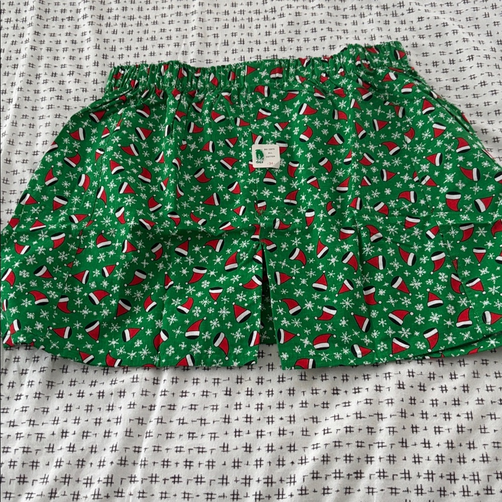 Vintage Embassy boxer shorts, green w/red Santa hats & snowflakes, size 34